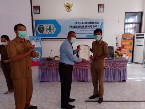 Penyerahan Penghargaan dari Kementrian Kesehatan RI oleh Kepala Dinas Kesehatan Kabupaten Bulungan